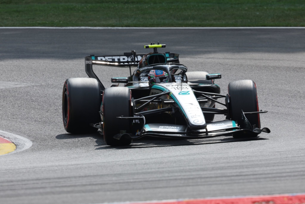 Kimi Antonelli driving his Mercedes during qualifying in the Ardennes, accompanying heimatsport.de coverage of the Belgian Grand Prix.